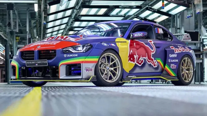 BMW M2 ile Fabrika Ortasında Drift Şov! (Video)