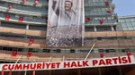 CHP Genel Merkezi binasına Ferdi Zeyrek’in fotoğrafı asıldı