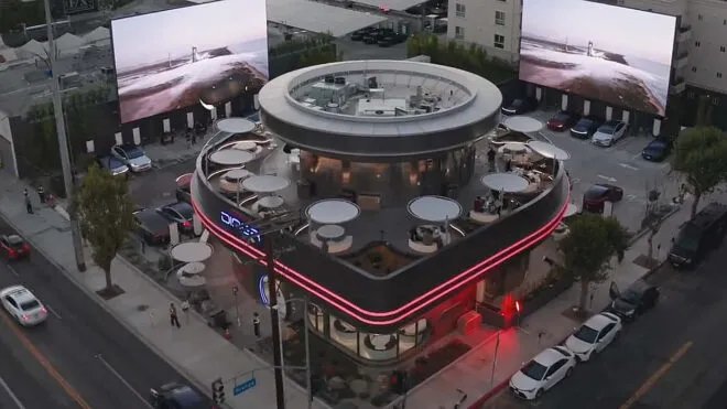 Restoran ve Supercharger’ı bir araya getiren retro-fütüristik Tesla Diner açıldı [Video]